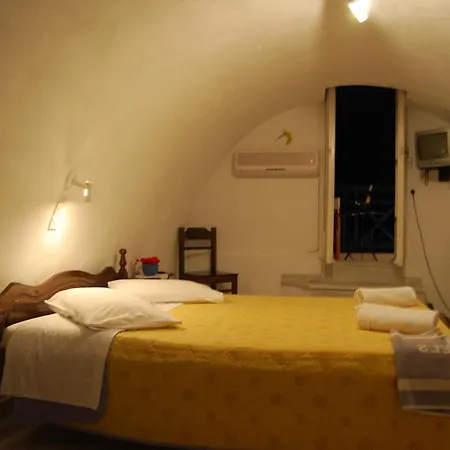Aretousa 3* Perissa (Santorini)